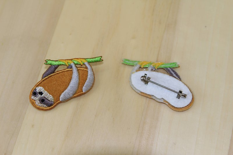 Cloth Embroidery Pin - Small Sloth Series Horizontal Sloth Stand (Single) - เข็มกลัด/พิน - งานปัก 