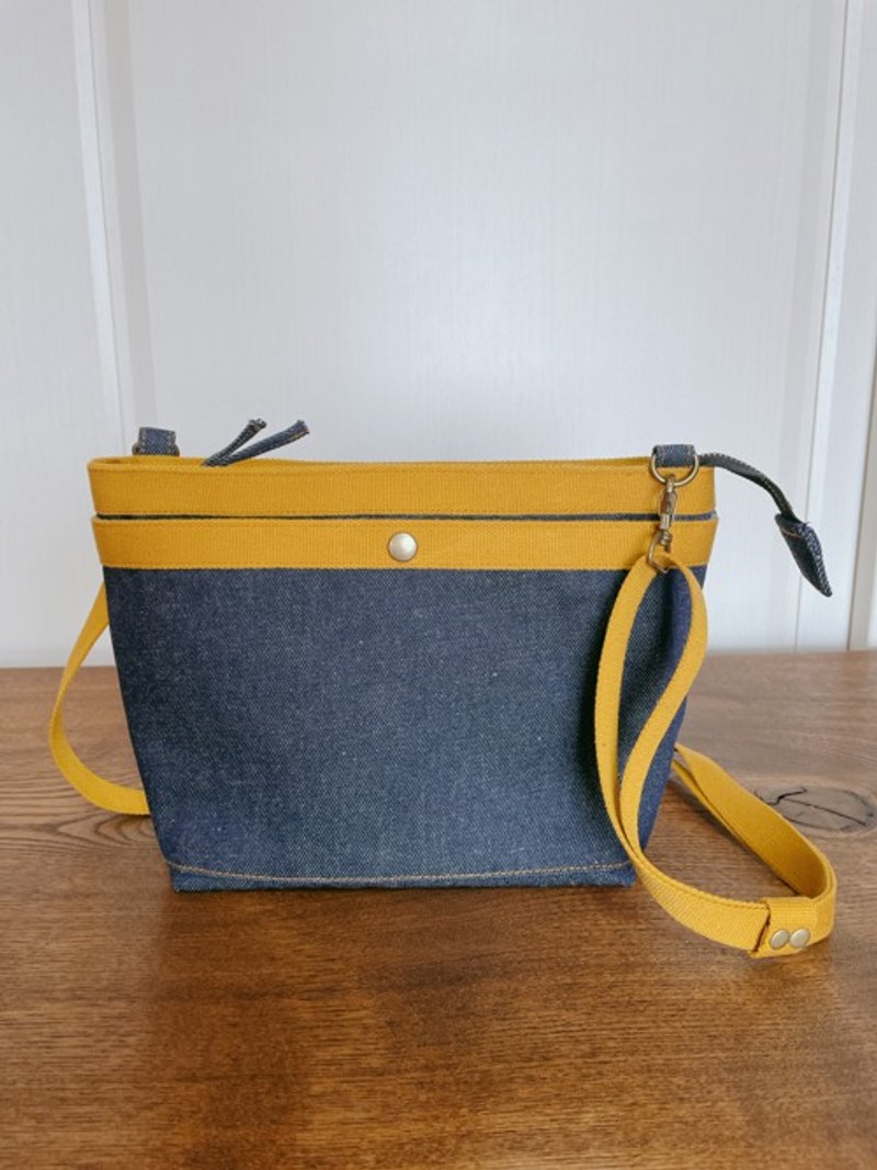 Denim that does not fade Okayama denim mini shoulder bag wide gusset independent Indigo x yellow - กระเป๋าแมสเซนเจอร์ - ผ้าฝ้าย/ผ้าลินิน 