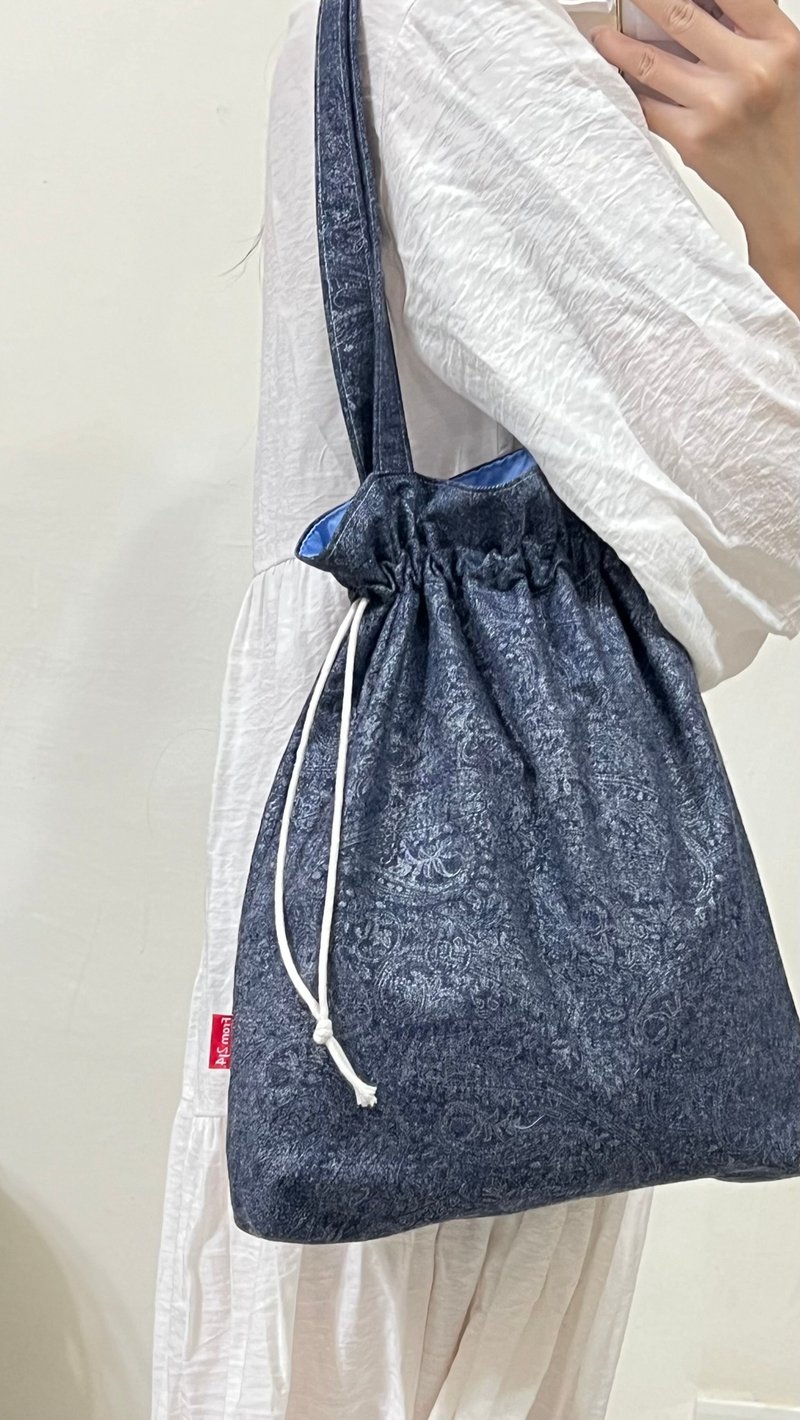 From2j4手工布包_花路肩背包(丹寧變形蟲花紋) - 側背包/斜背包 - 棉．麻 藍色