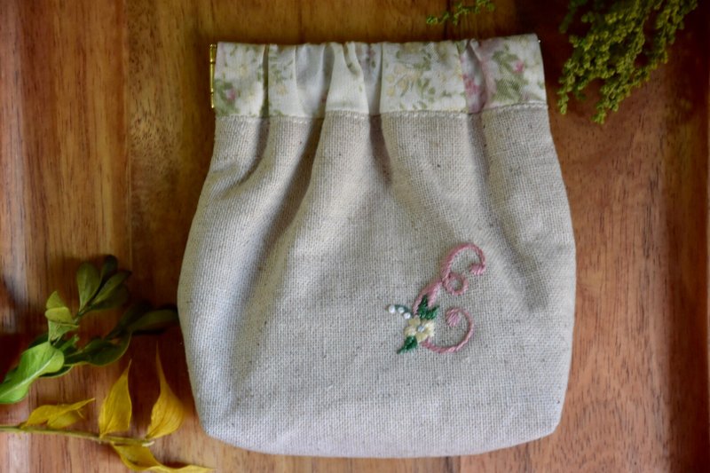 Happy four-leaf clover letter 8.5CM shrapnel mouth gold bag E - Toiletry Bags & Pouches - Cotton & Hemp Pink