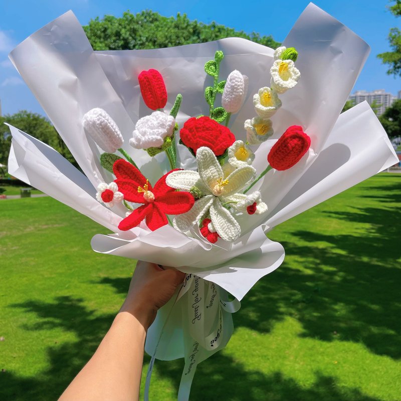 Crimson Harmony: Handmade Crocheted Floral Bouquet - Vibrant Reds & White - ช่อดอกไม้แห้ง - ผ้าฝ้าย/ผ้าลินิน สีแดง