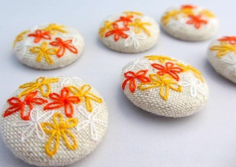お花の刺繍くるみボタン*オレンジ* - 編み物/刺繍/羊毛フェルト/裁縫 - コットン・麻 オレンジ
