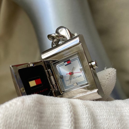 一J Studio ≡ vintage ≡ TOMMY HILFIGER 特殊翻蓋式錶殼 鍊帶式不鏽鋼錶帶 學院 古董錶