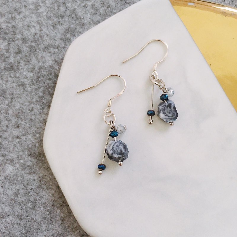 Lovely navy resin stone earring  - ต่างหู - วัสดุอื่นๆ สีน้ำเงิน