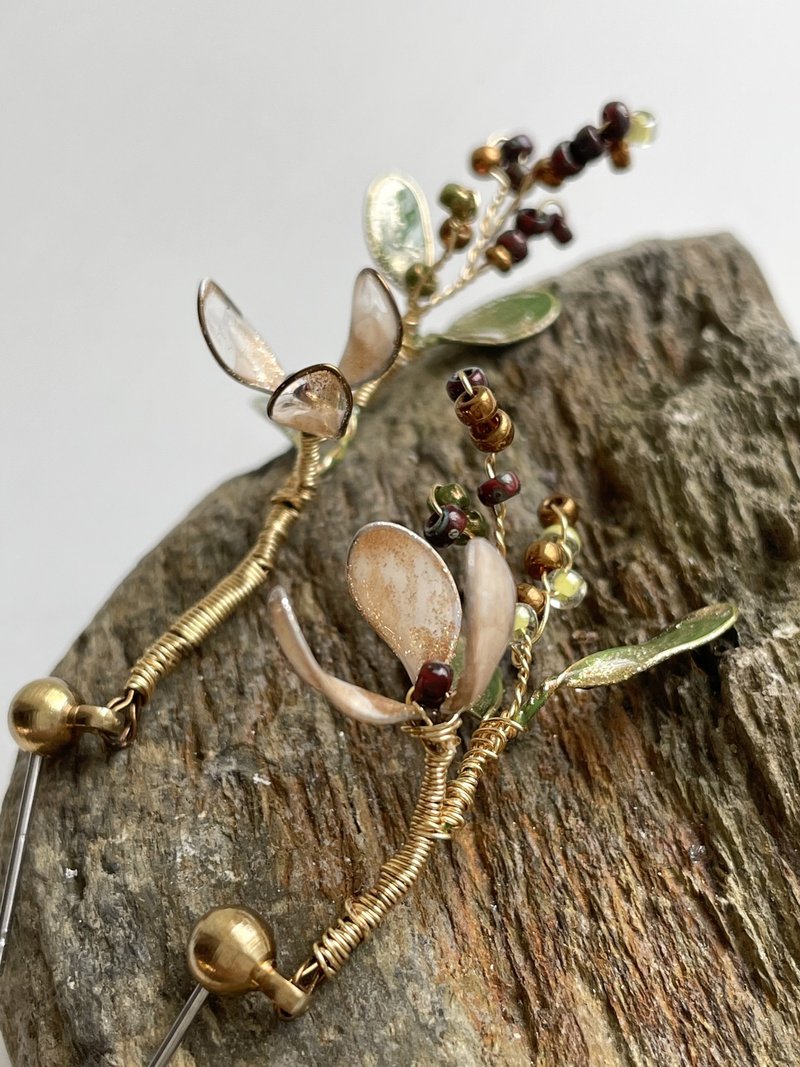 Long Walk Mountain Forest Series Asymmetric Milk Tea Golden Flower Earrings - ต่างหู - เรซิน สีทอง