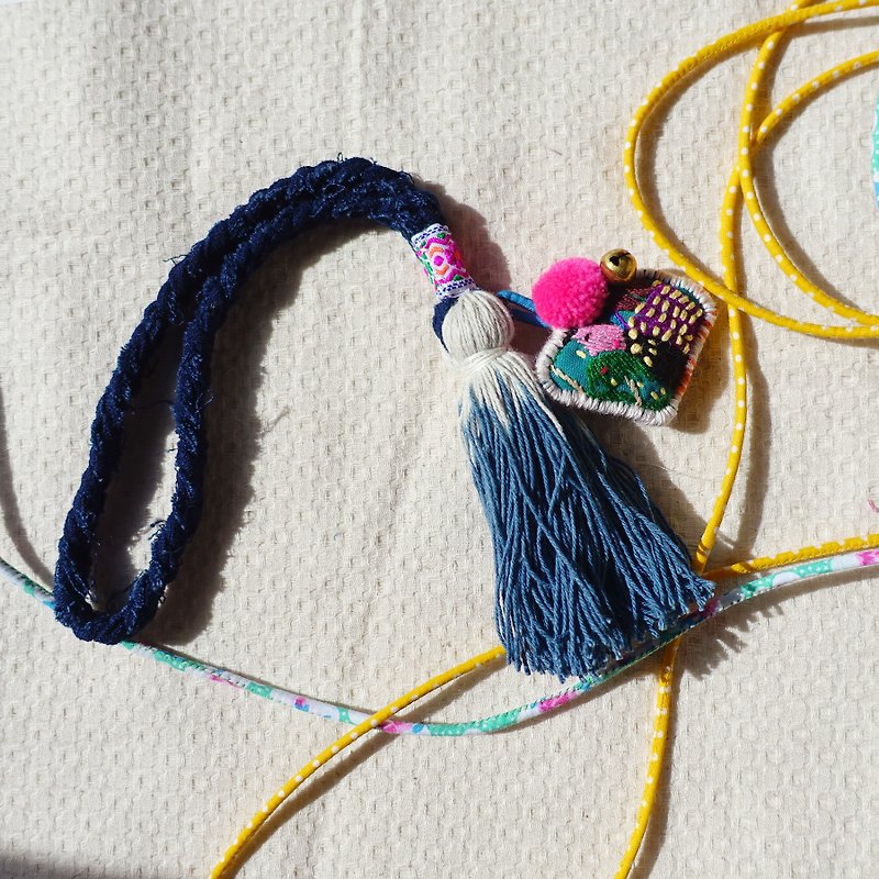 DUNIA handmade / Farmhouse / Blue dyed Embroidery Charm - Recite the woman - Charms - Cotton & Hemp Blue