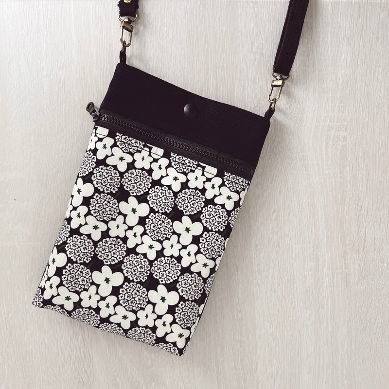 Zippered mobile phone bag, small item bag, cross-body bag, mini hydrangea - กระเป๋าแมสเซนเจอร์ - ผ้าฝ้าย/ผ้าลินิน สีดำ