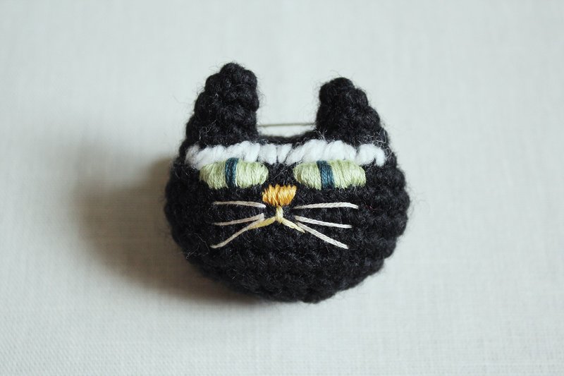 Crochet cat brooch - Black - Green eyes - เข็มกลัด - ขนแกะ สีดำ