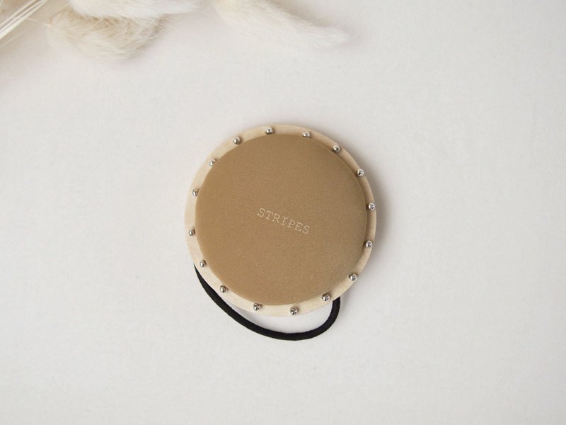 CIRCLE HAIR ELASTIC【Lsize】 ~ matte camel × silver beads - 髮夾/髮圈 - 木頭 咖啡色