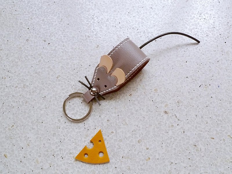手工皮革縫製灰色小老鼠鑰匙圈 - 鑰匙圈/鎖匙扣 - 棉．麻 灰色