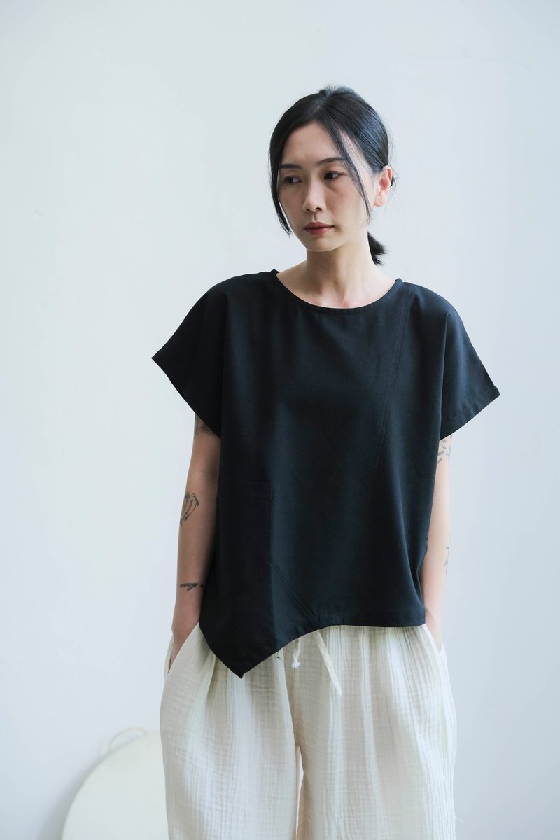 OMAKE 不對稱口袋上衣 / 棉麻 黑 - 女 T 恤 - 棉．麻 黑色