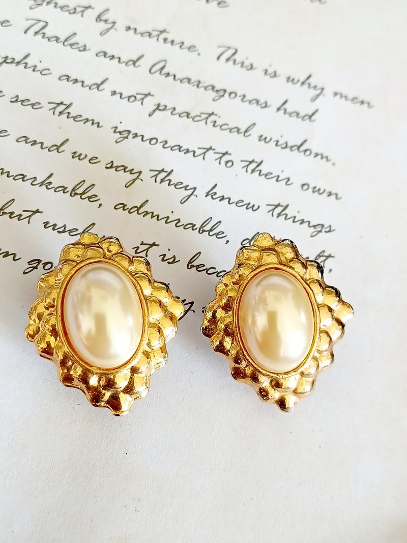 vintage jewelry  典雅華麗仿珠徽紋 夾式耳環 - 耳環/耳夾/耳骨夾 - 其他金屬 