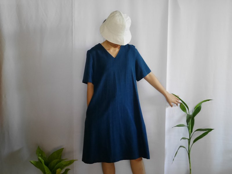 hand-woven cotton fabric with indigo dyes dress - 洋裝/連身裙 - 棉．麻 