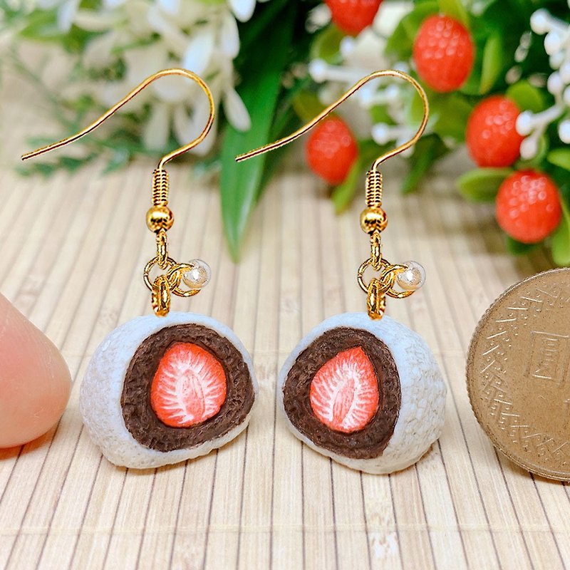 【Macro Food World】Handmade 1.6cm/Strawberry Daifuku Mochi/Earrings/Charm/Ornament (Single) - ต่างหู - เรซิน หลากหลายสี