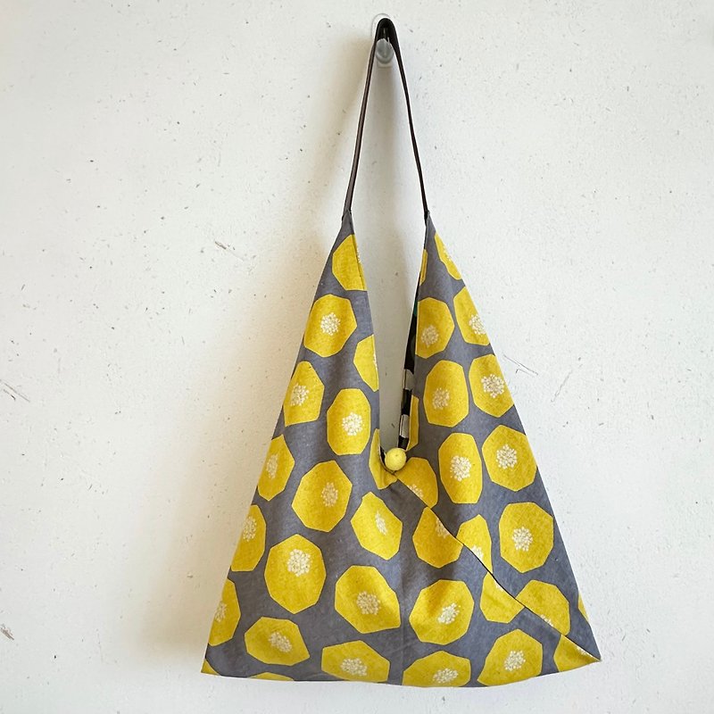 2024 new in stock/Japanese rice dumpling-shaped side backpack/large size/grey background yellow camellia - กระเป๋าแมสเซนเจอร์ - ผ้าฝ้าย/ผ้าลินิน สีน้ำเงิน