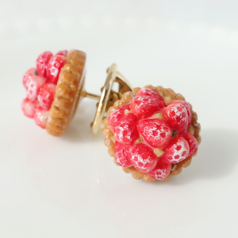 Lots of strawberry tartlets-handmade-pin brooch - เข็มกลัด - ดินเหนียว สีแดง