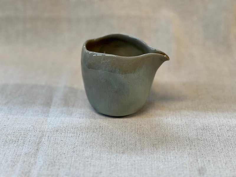 Hand squeezed celadon small tea sea - ถ้วย - ดินเผา สีเขียว