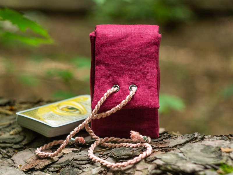 Burgundy Linen Laced Tarot Cards Case Oracle Deck Pouch Tarot Deck Holder - อื่นๆ - ผ้าฝ้าย/ผ้าลินิน สีแดง