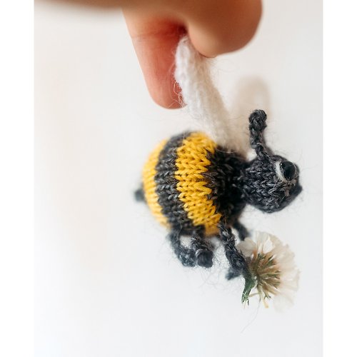 Cute Knit Toy Tiny Bee knitting pattern. Knitted honeybee step by step tutorial. DIY toy