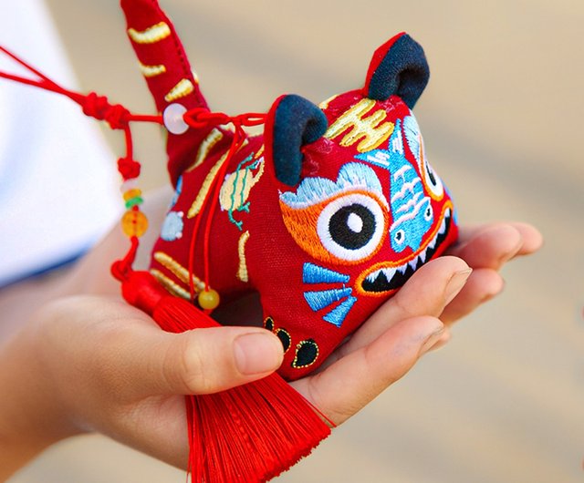 エスニックスタイルの伝統的な新年の贈り物、手刺繍の虎人形、虎の
