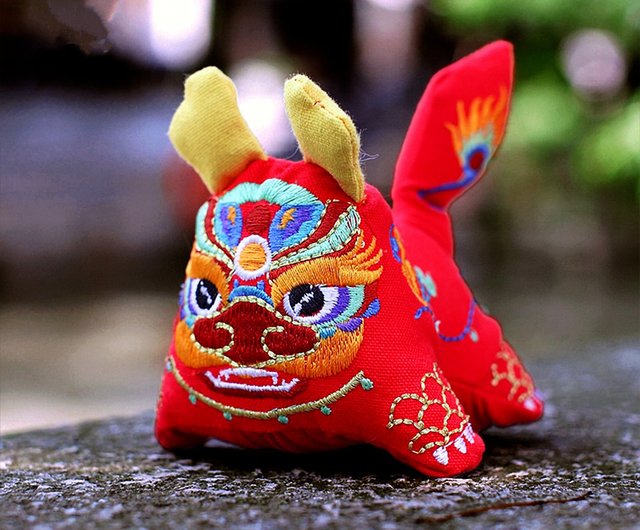 エスニックスタイルの伝統的な新年の贈り物、手刺繍の虎人形、虎の