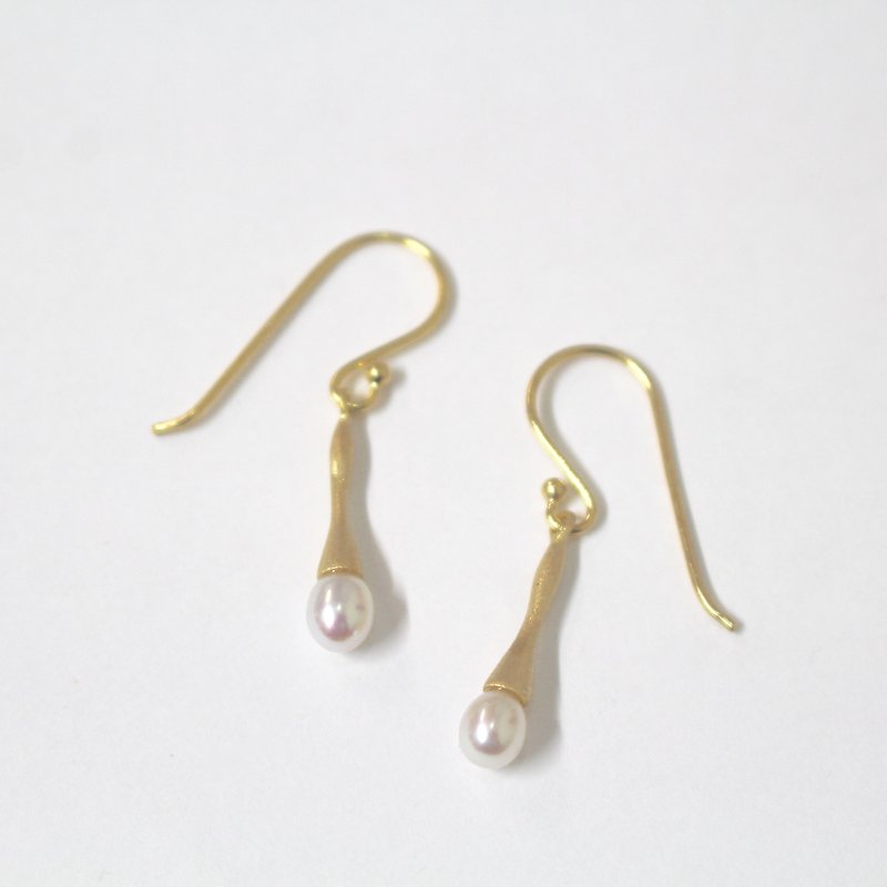 Freshwater pearl swinging earrings Gold color - ต่างหู - เครื่องเพชรพลอย สีทอง