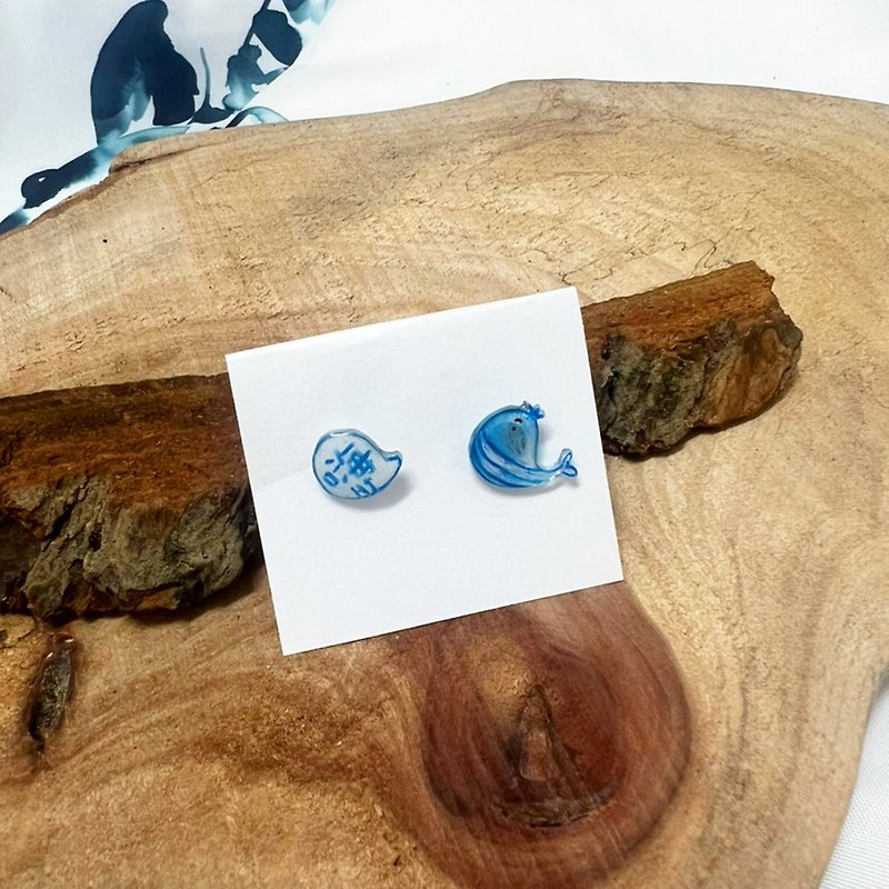 whale earrings / pair - ต่างหู - เรซิน สีน้ำเงิน