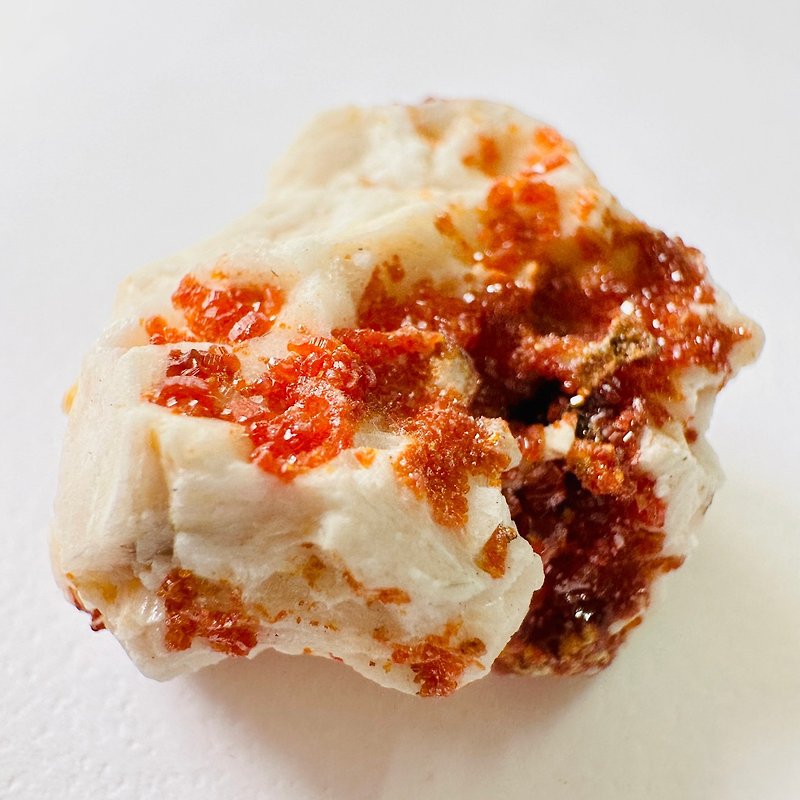 Red Vanadite and Stone Silver 18 Rough Stone Ore Standard Crystal Productivity Improvement Focus on Creativity - Items for Display - Other Materials Red