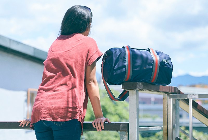 【畢業季-禮物】旅行圓筒包 - 海軍藍 - 側背包/斜背包 - 聚酯纖維 藍色