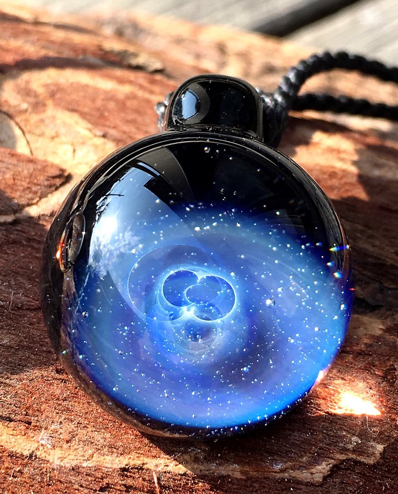 boroccus 銀河に浮かぶ星雲模様 耐熱ガラス ペンダント - ネックレス - ガラス ブルー