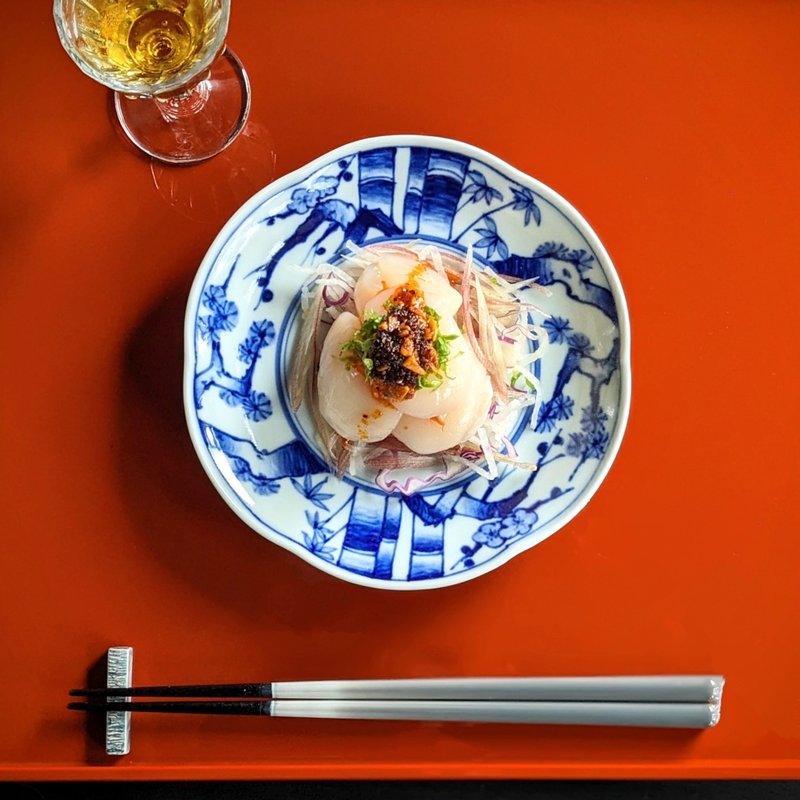 染付松竹梅　六方取皿 - 碟子/醬料碟/醬油碟 - 陶 白色