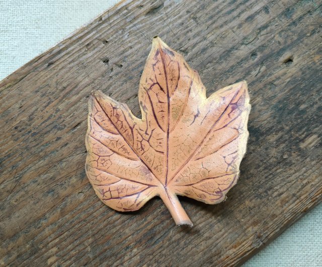 手染め革の木の葉つきキーリング        