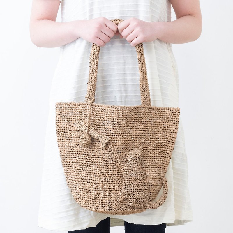 KITTY - Handmade raffia straw crochet bag with kitty and fish motif - กระเป๋าถือ - วัสดุอีโค สีนำ้ตาล