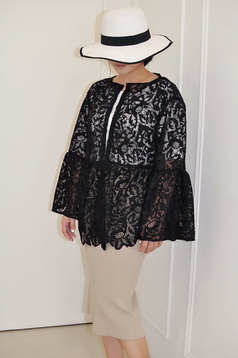 Flat 135 X Taiwan designer black mesh embroidered lace fabric short coat ruffle sleeve - เสื้อแจ็คเก็ต - เส้นใยสังเคราะห์ สีดำ