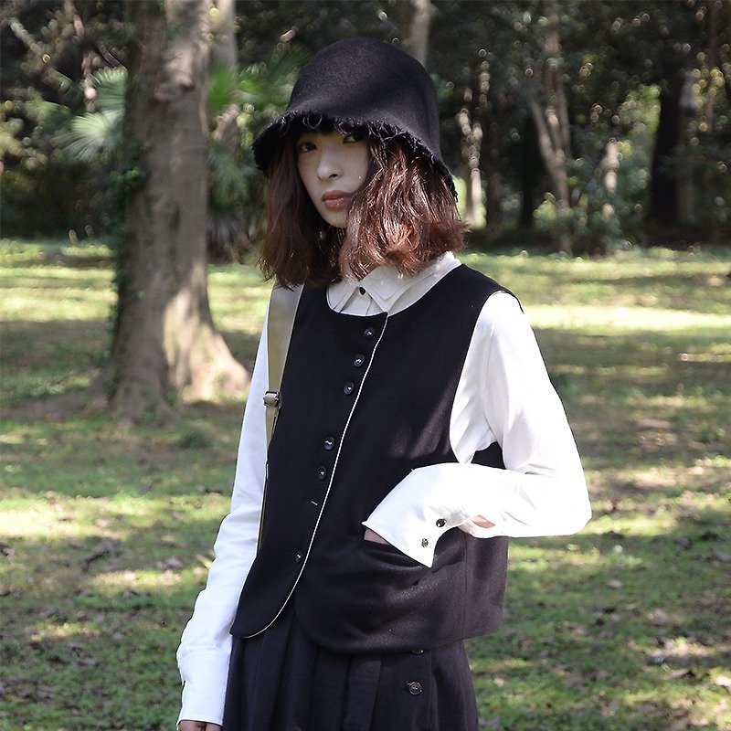 Black knitted hair vest | vest | wool + white canvas | independent brand | Sora-61 - トップス - コットン・麻 ブラック