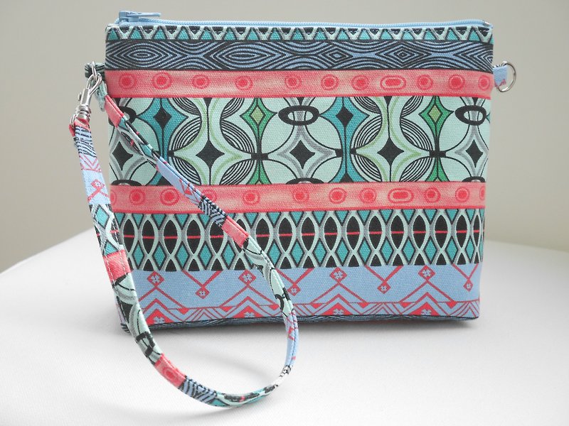 Totem print zipper bag - กระเป๋าเครื่องสำอาง - ผ้าฝ้าย/ผ้าลินิน หลากหลายสี