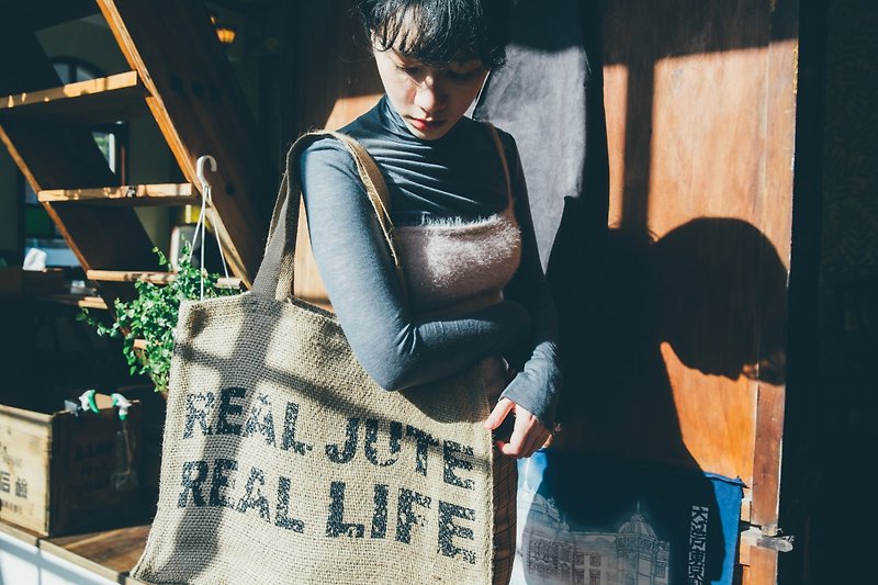 Real Life KK Jute Bag - กระเป๋าแมสเซนเจอร์ - วัสดุอื่นๆ สีนำ้ตาล