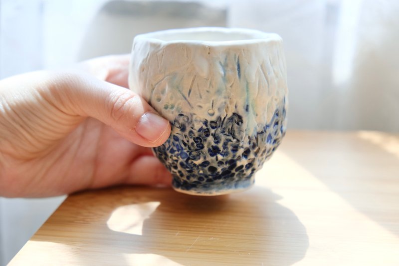 【情人節禮物】富士山藍色清涼冰雪釉色侘寂禪風手捏陶茶杯藝術風 - 其他杯子 - 陶 藍色
