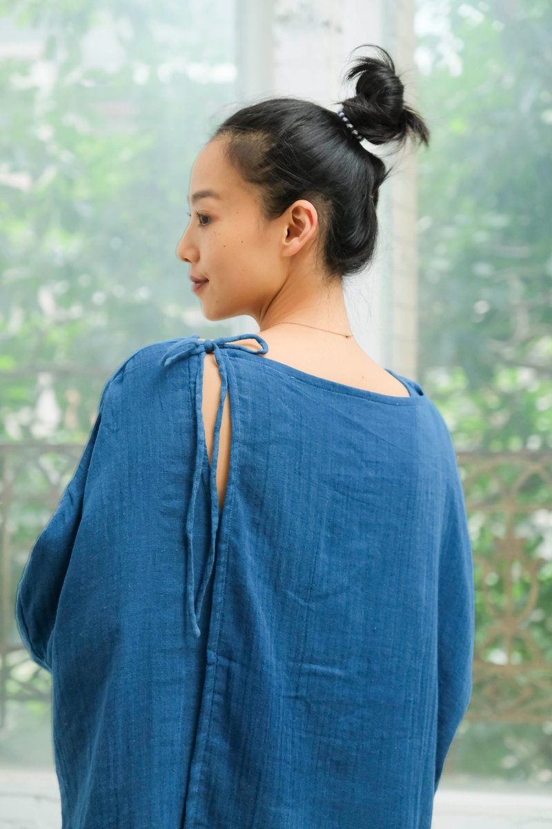 OMAKE side-tie wide-sleeved top/double-layer gauze blue - เสื้อผู้หญิง - ผ้าฝ้าย/ผ้าลินิน สีน้ำเงิน