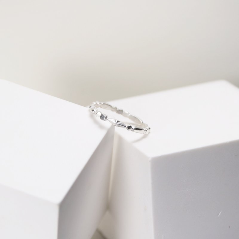 Broken sterling silver ring - แหวนทั่วไป - เงินแท้ สีเงิน