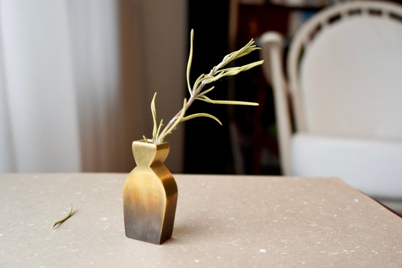 黃銅迷你花器-清酒漸層染黑瓶 - 擺飾/家飾品 - 銅/黃銅 金色