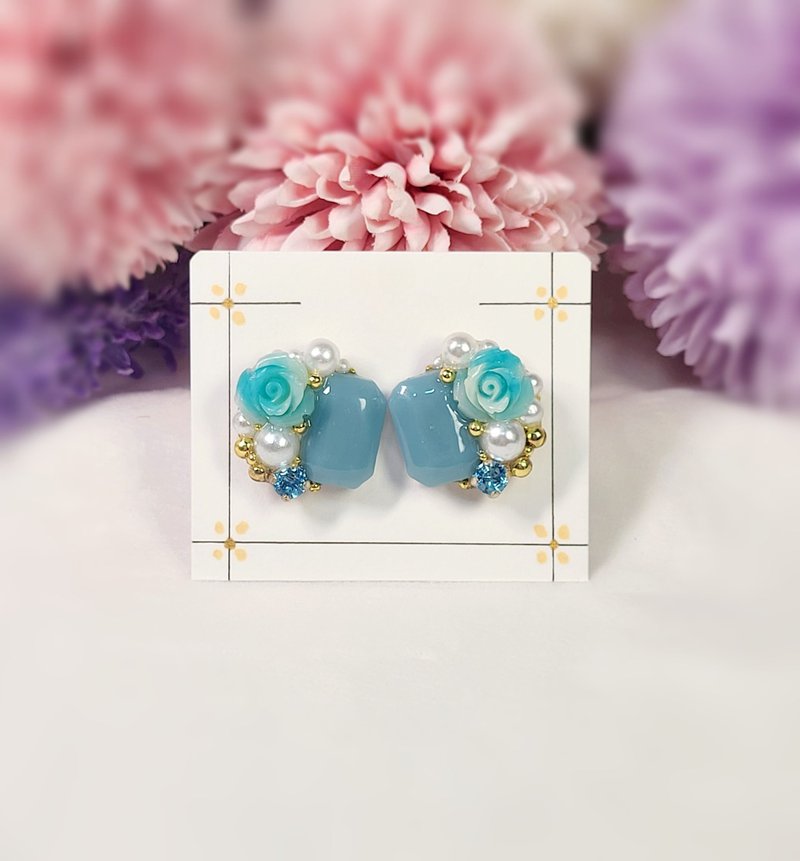 [Limited] Natural mineral powder flower carved green rose pearl rhinestone resin earrings/ Clip-On - ต่างหู - เรซิน สีน้ำเงิน