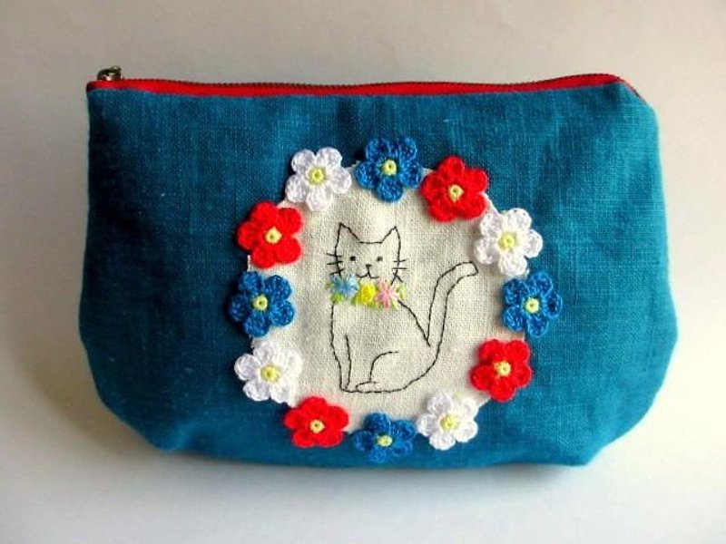 Flowers and cats of linen pouch * turquoise blue C - กระเป๋าเครื่องสำอาง - ผ้าฝ้าย/ผ้าลินิน สีน้ำเงิน