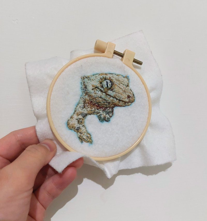 【小作品】 油畫感寵物刺繡別針 / 純手縫肖像・可來圖客製 - 客製化寵物商品 - 繡線 