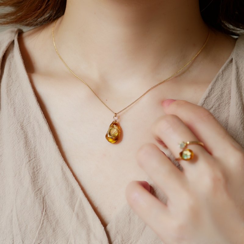 Tortoiseshell glass and real shell jewelry necklace - สร้อยคอ - แก้ว สีนำ้ตาล