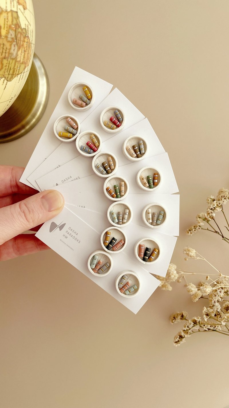 White Bookcase Stud Earrings, Circle-shaped stud earrings - 耳環/耳夾/耳骨夾 - 其他材質 白色