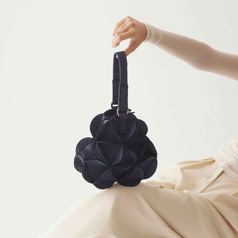 BLOSSOM 三角立體花朵手提包 六色可選 - 手袋/手提袋 - 人造皮革 多色