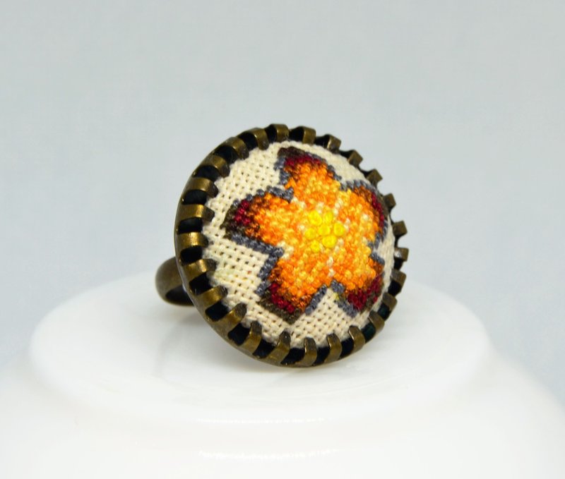 橙色花朵刺繡戒指最好的生日禮物圓形花卉戒指十字繡 - 戒指 - 繡線 橘色