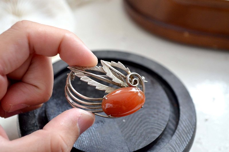 Orange agate silver carved Stone crystal brooch pin buckle vintage Japanese second-hand jewelry elegant - Brooches - Other Metals Orange