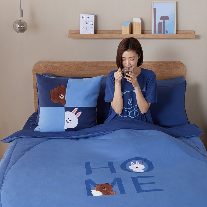 Bear Big Bunny Accompanied by Four Seasons Quilt-Morning Mist Blue - ผ้าห่ม - ผ้าฝ้าย/ผ้าลินิน สีน้ำเงิน